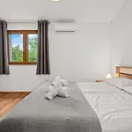Mla I - Three Bedroom With Pool Porec